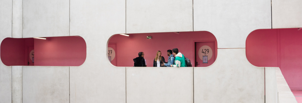 Photographie d'étudiants discutant dans le bâtiment Atrium sur le campus Pierre et Marie Curie