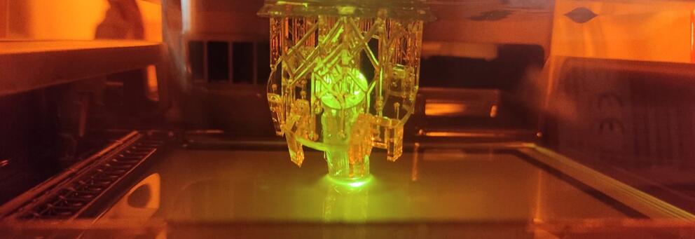 Impression 3D par stéréolithographie laser Photographie de l'impression d'un objet en 3D à l'aide d'une imprimante stéréolithographie laser