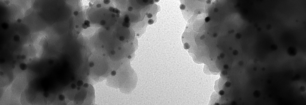 Image de microscopie électronique en transmission montrant des nanoparticules déposées sur un support poudre