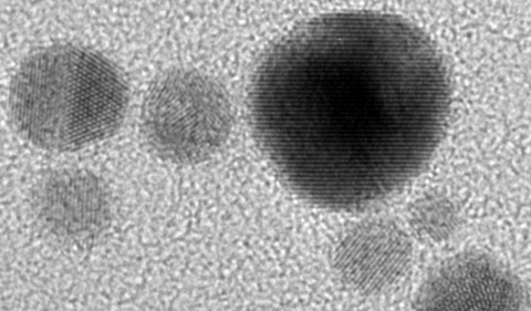 Microscopie électronique en transmission de nanoparticules déposées sur graphène Image de microscopie électronique a haute résolution montrant les plans atomiques de nanoparticules